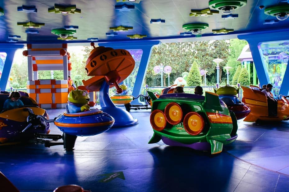 guests riding Alien Swirling Saucers 