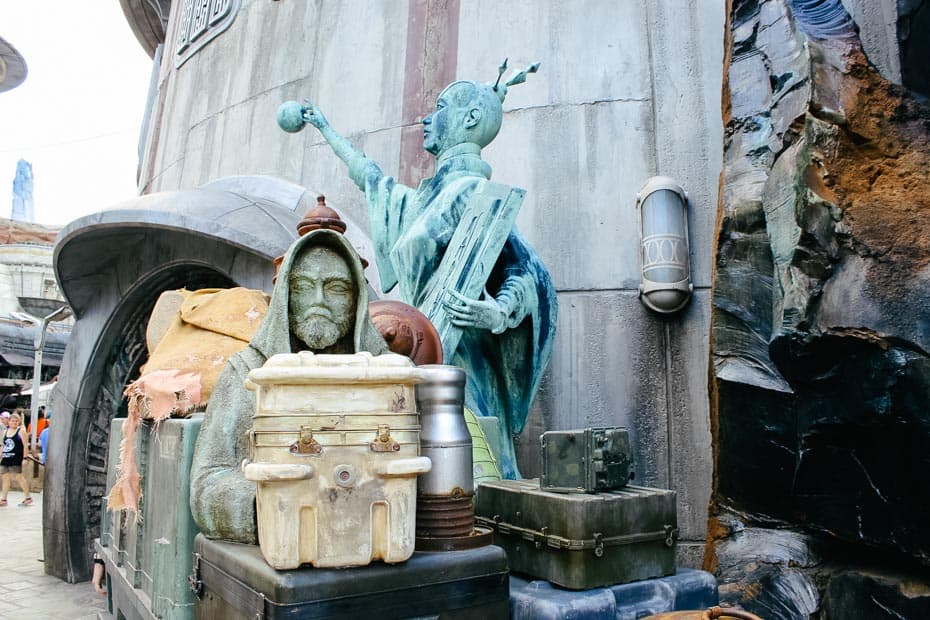 the statues of Jedi's outside Dok-Ondar's Den of Antiquities 