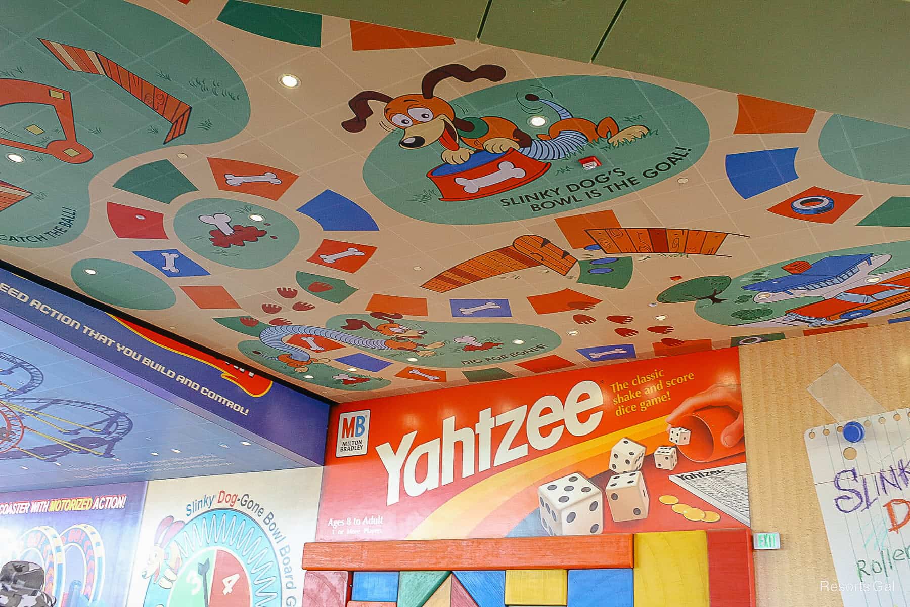 the decorative queue elements overhead in Slinky Dog Dash 