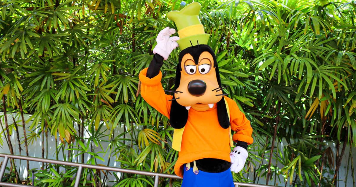 Meet Goofy Near Epcot’s Entrance (Disney Pals Meet) – Resorts Gal