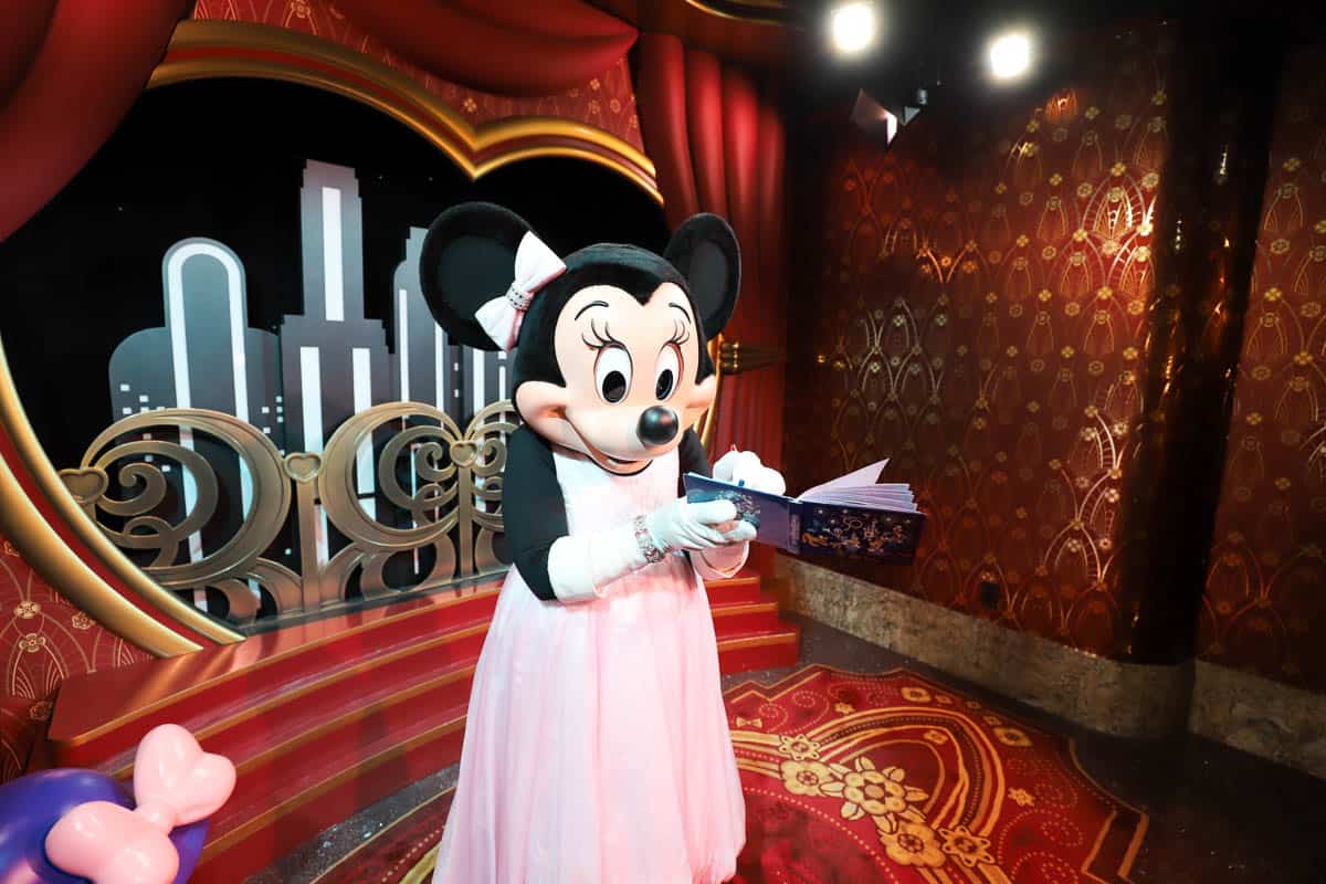 Minnie Mouse signs her autograph at Red Carpet Dreams 