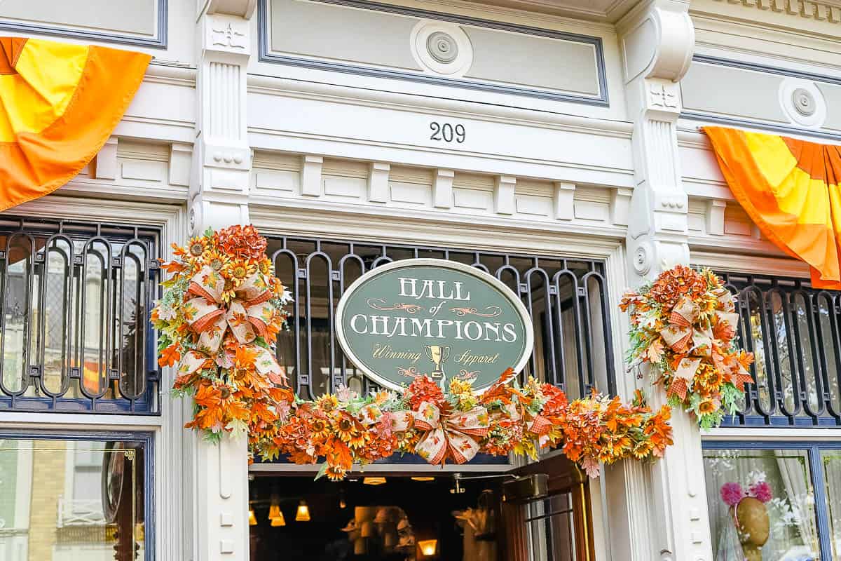 Halloween garland around a shop entrance at Magic Kingdom 