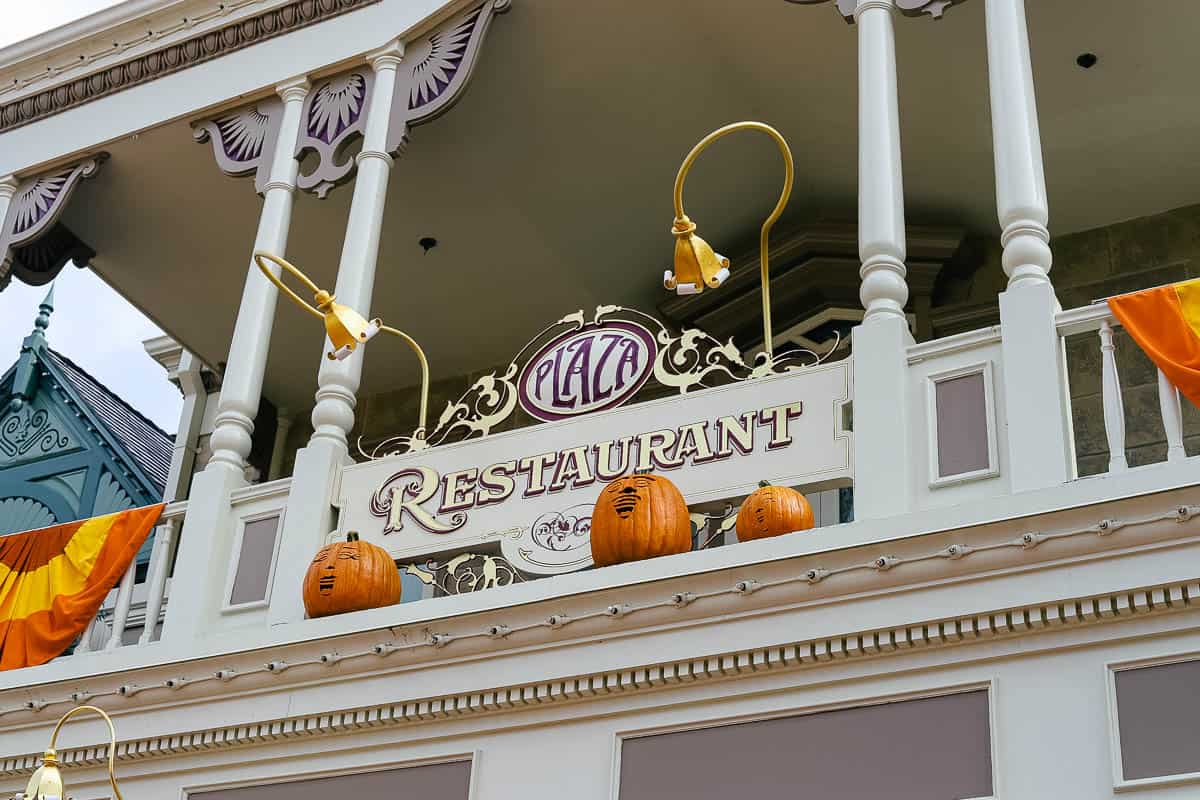 Plaza Restaurant decor 