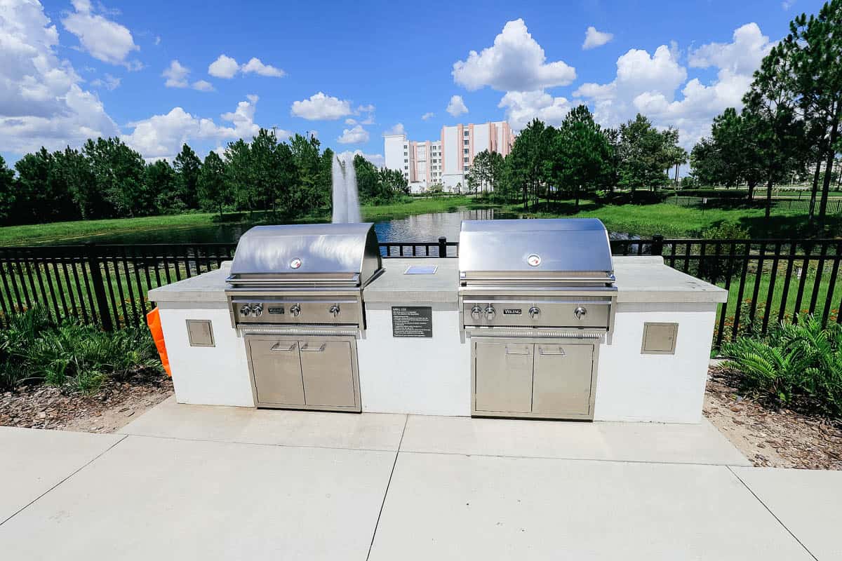 a place for guests to grill near the pool at the Residence Inn at Flamingo Crossings 