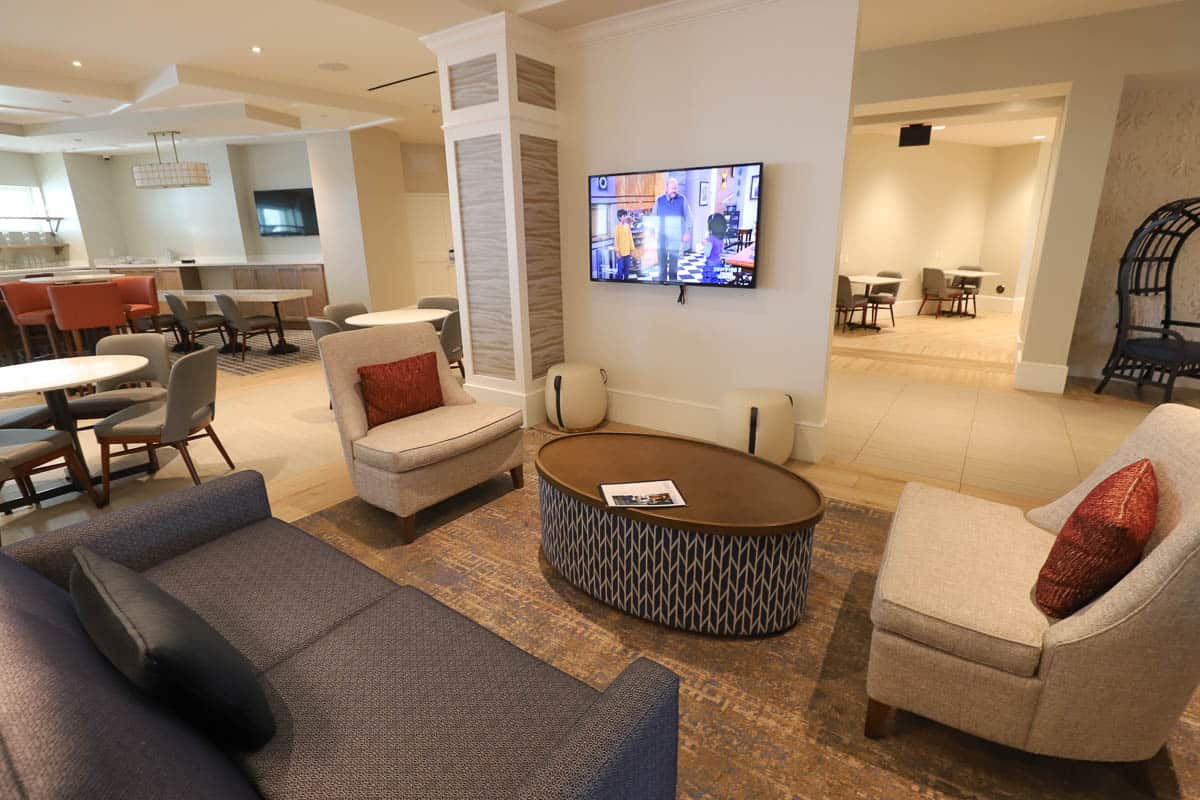 a sitting area in the lobby of the Flamingo Crossings Marriott Residence Inn Near Disney World 