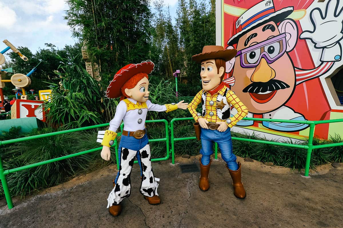 Jessie and Woody agree to take photos together. 