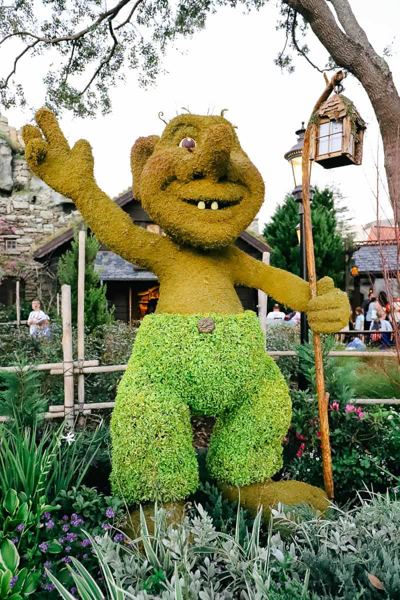 A Troll Topiary waves to passers by 