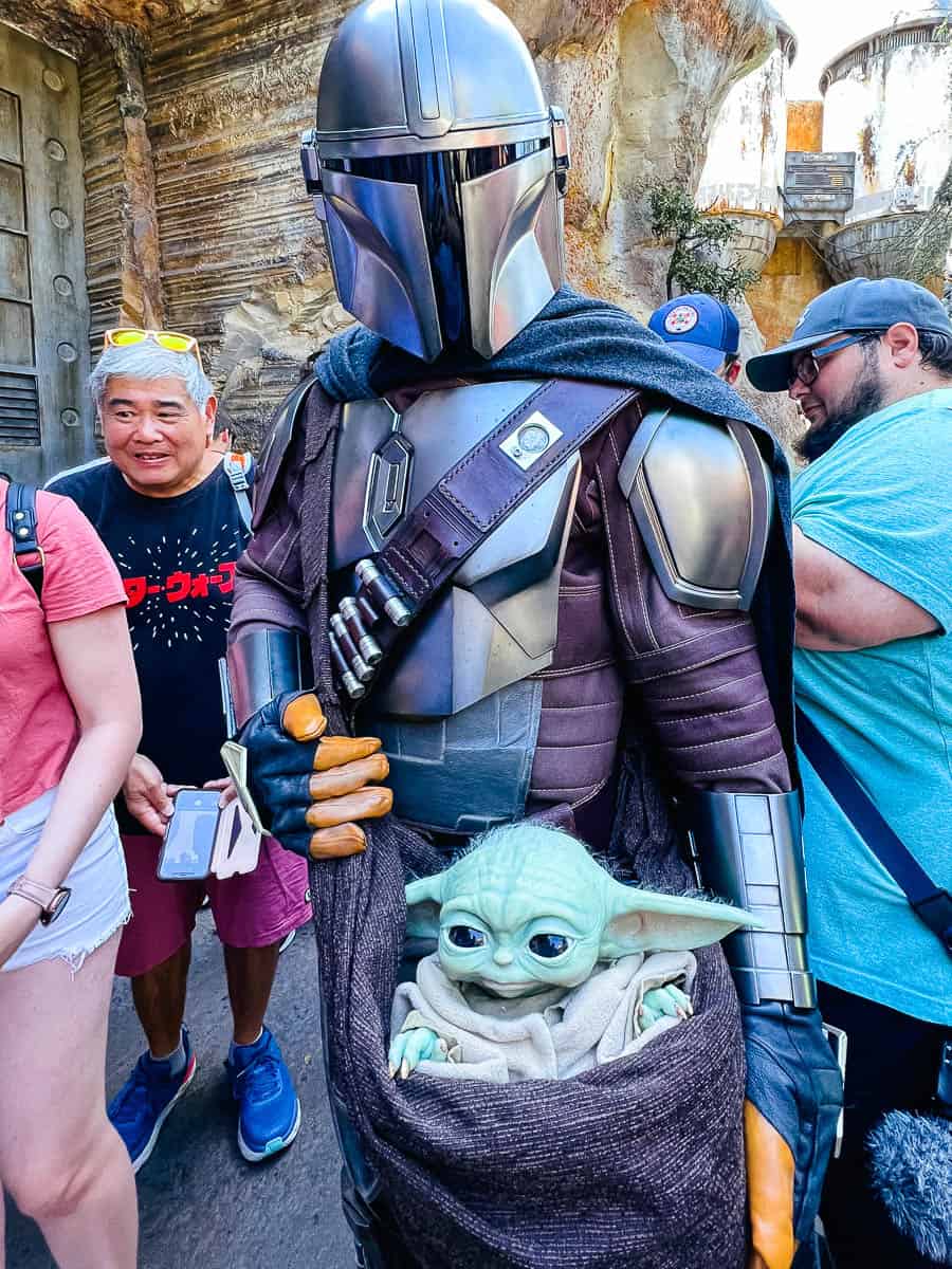 The Mandalorian and Grogu meet guests in Galaxy's Edge 