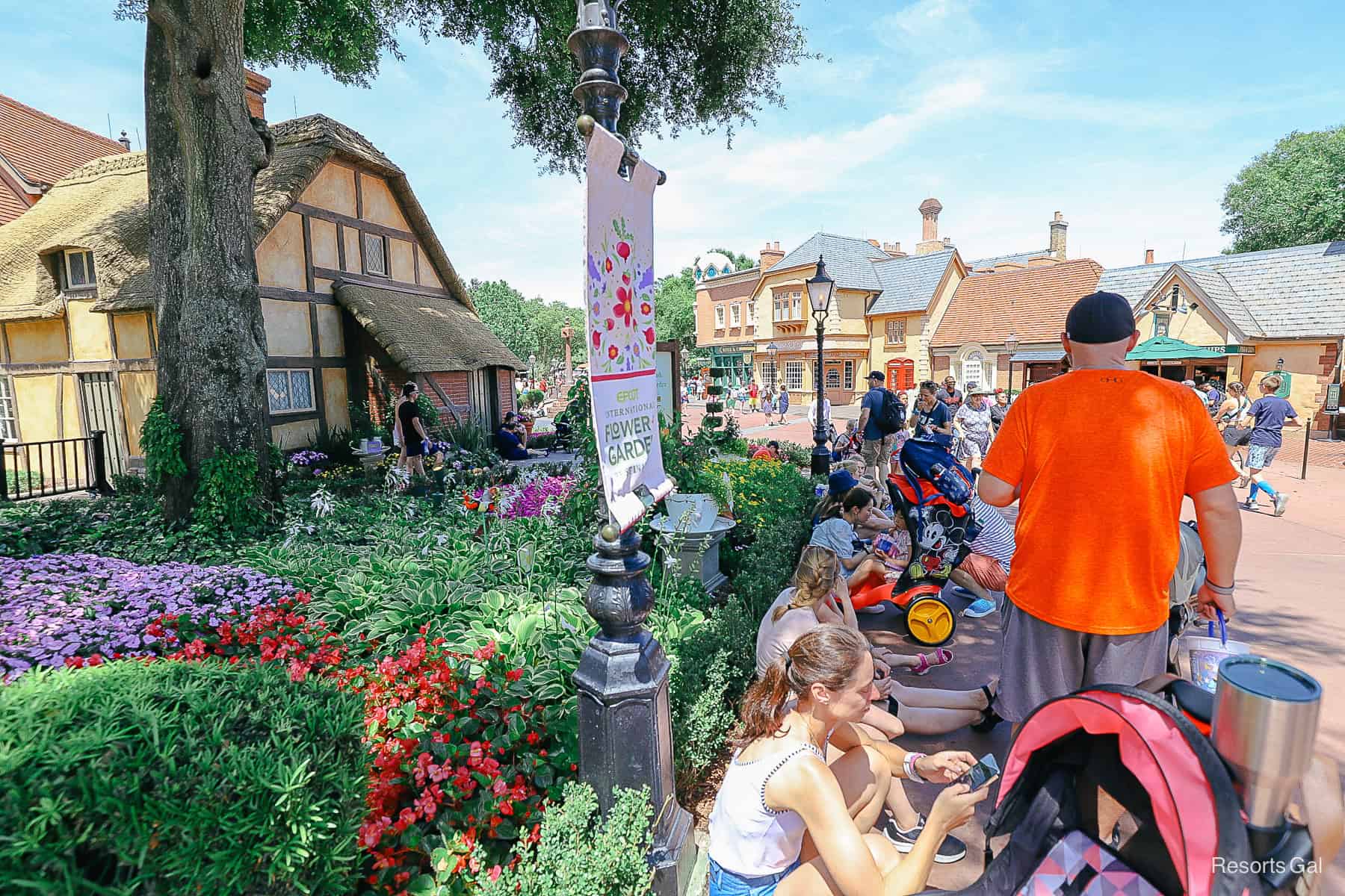 a long line of guests wait to meet Alice 