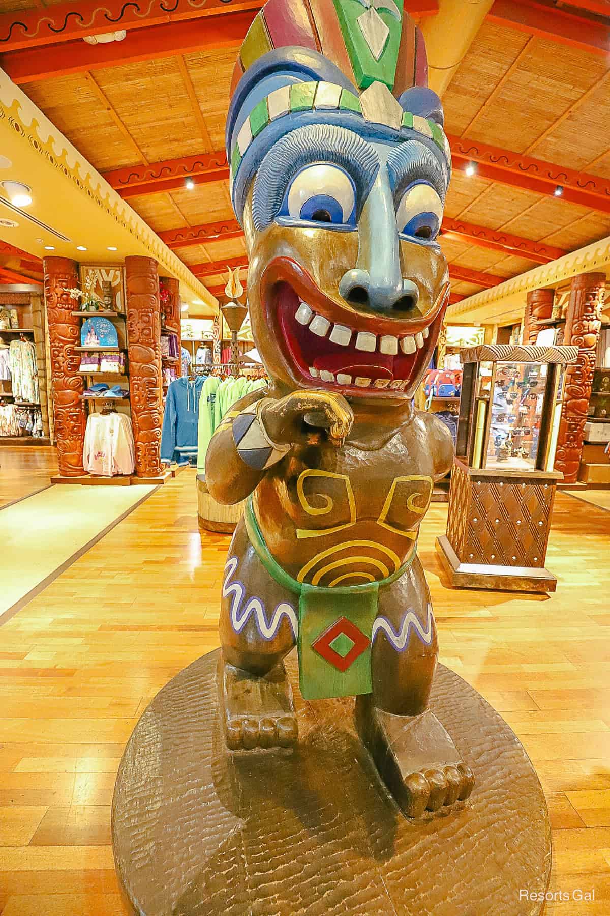 A giant tiki statue in Boutiki greets guests.