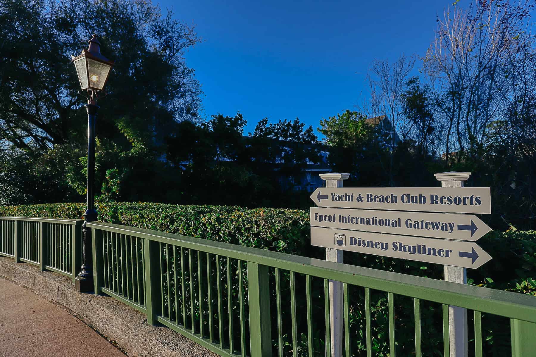 a directional along the walkway from Beach Club to Epcot International Gateway 