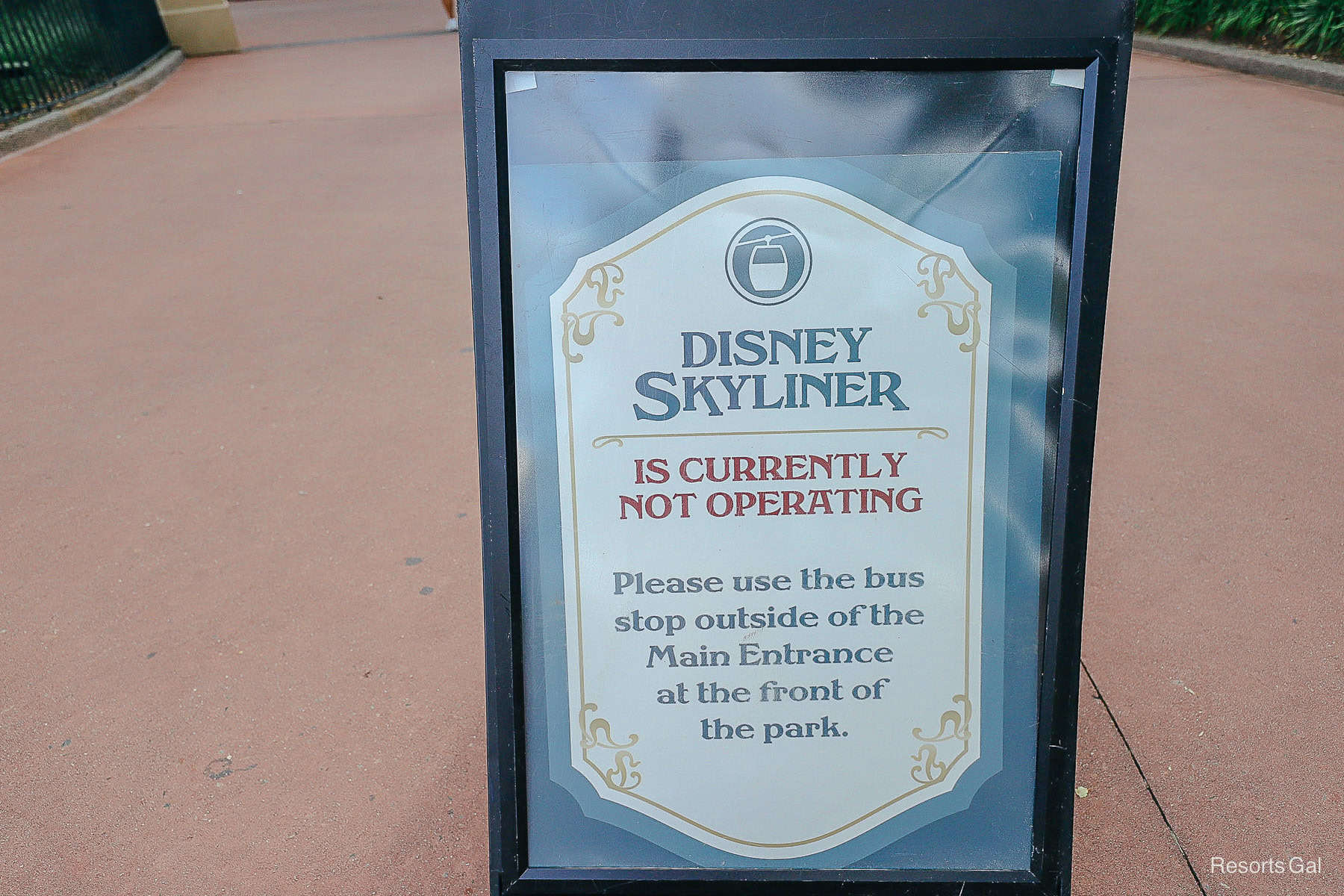 a sign that says the Disney Skyliner is currently not operating. Please use the bus stop outside the main entrance at the front of the park. 