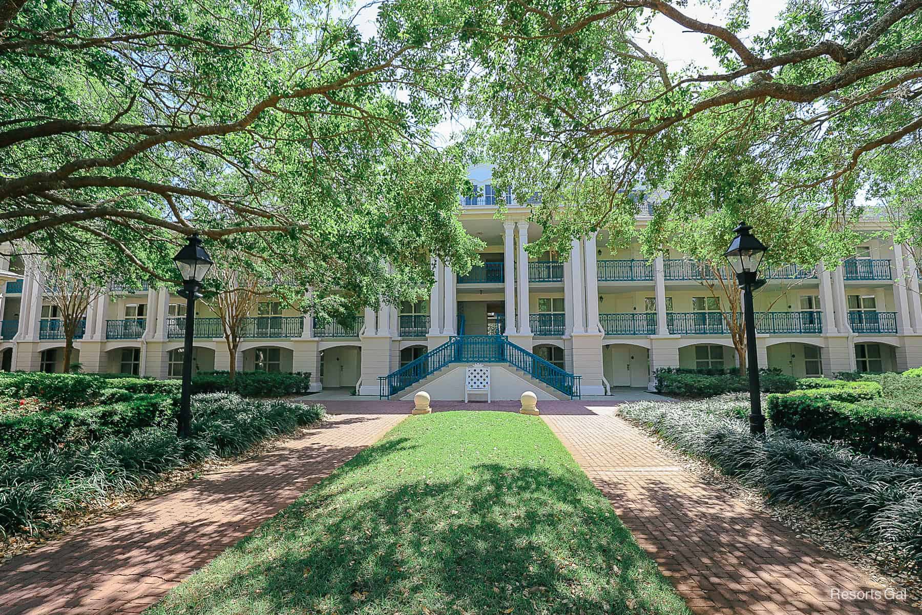 Mansions at Port Orleans Riverside surrounded by tree branches. 