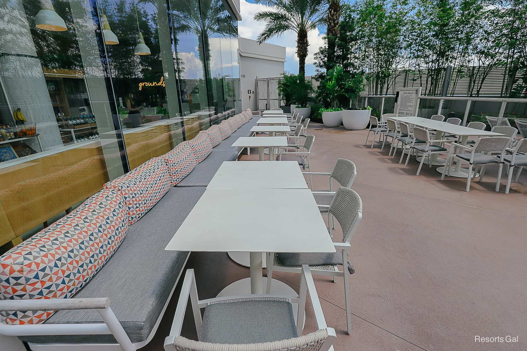 an outdoor eating area for guests of Grounds at the Swan Reserve 