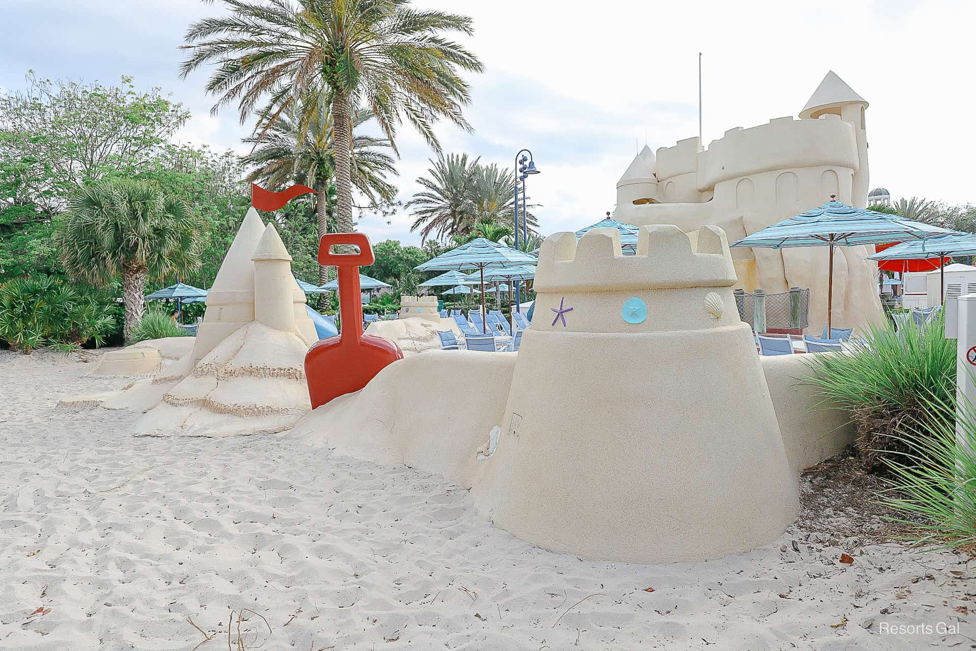 a sandcastle area that surrounds the kiddie pool