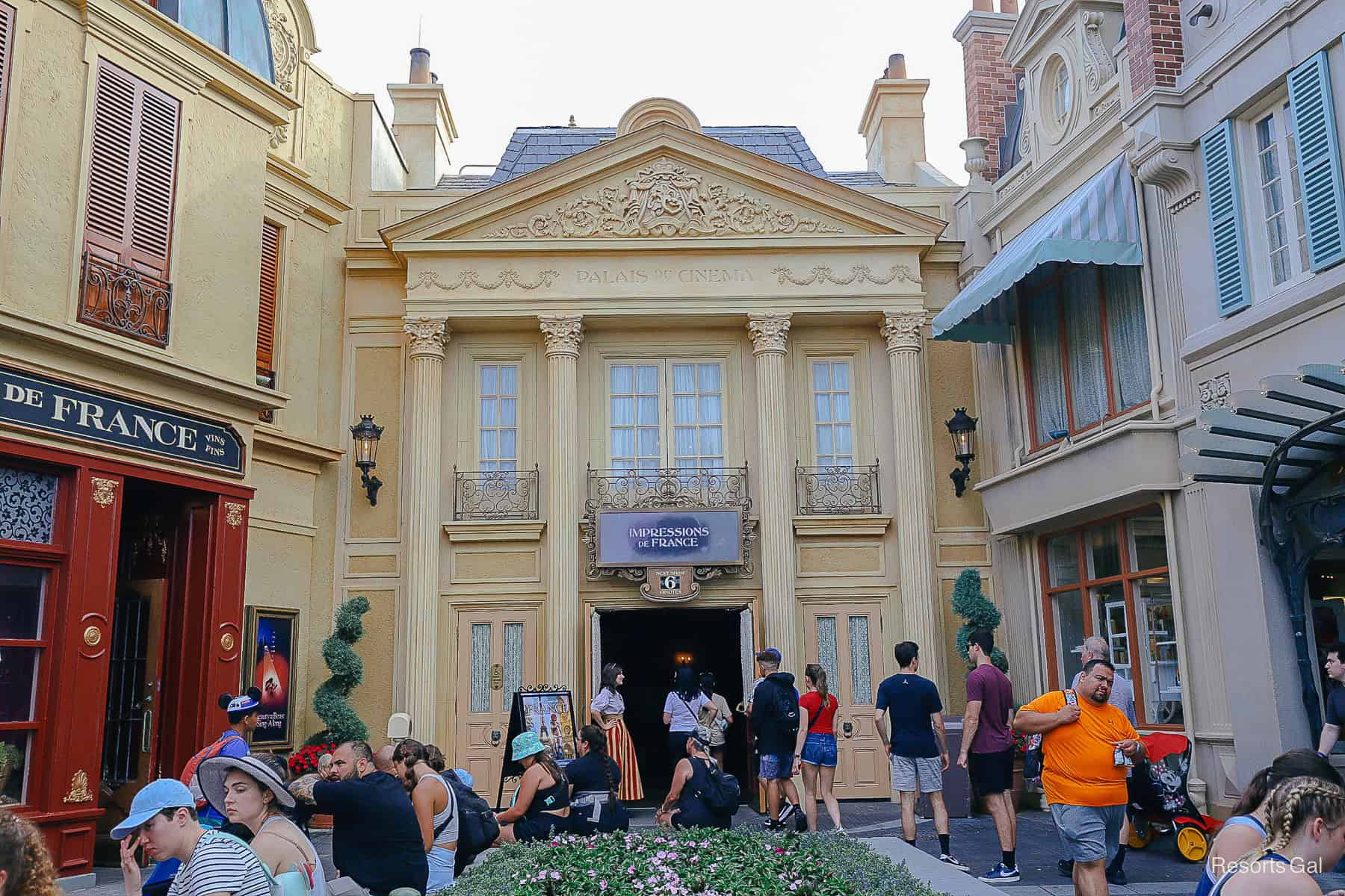 the Impressions de France sign with a 6-minute posted wait 