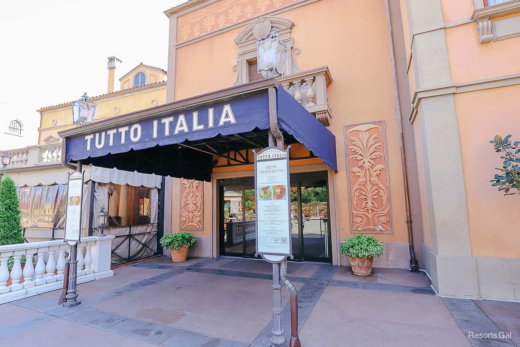 entrance of Tutto Italia restaurant at Epcot 