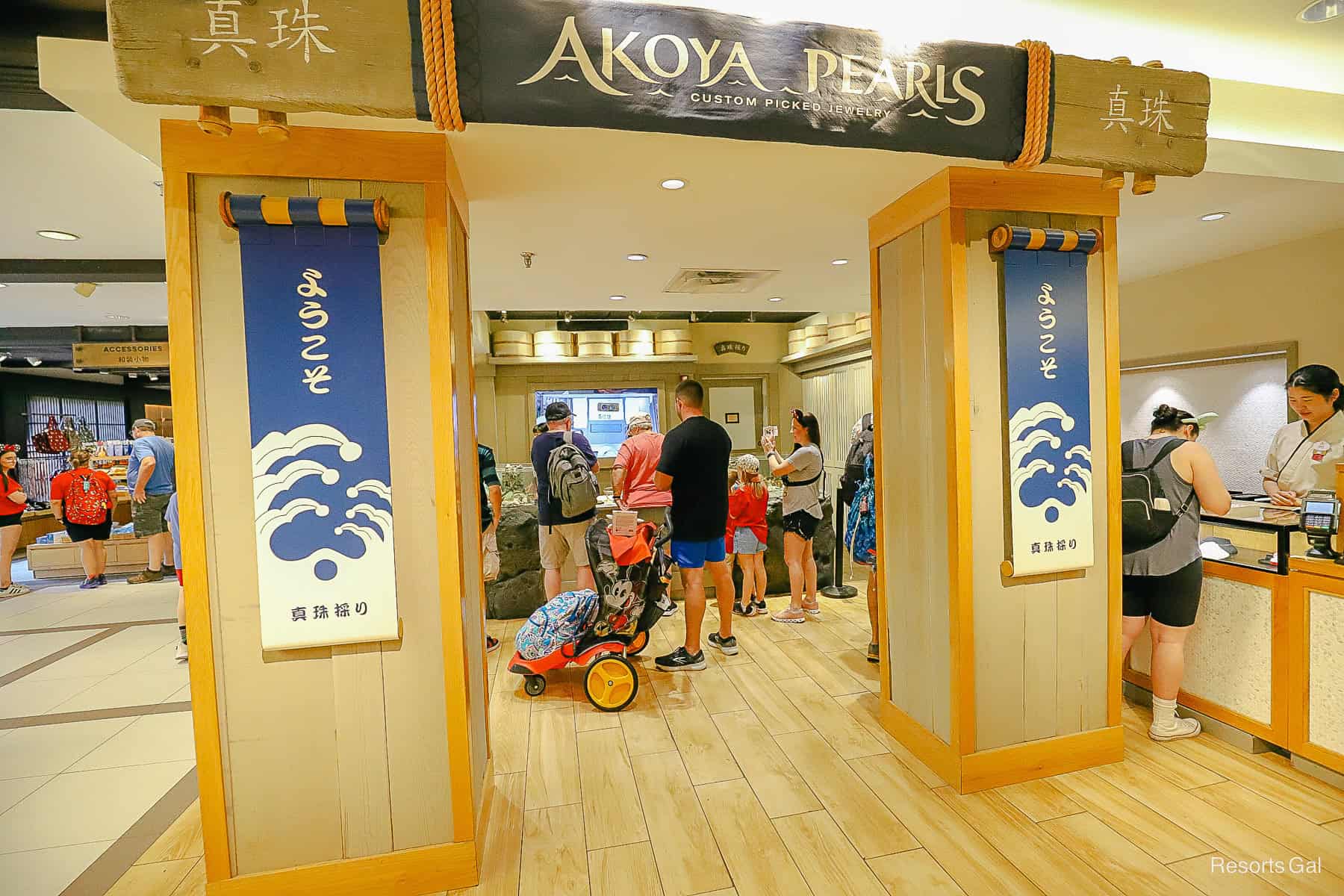 guests at Akoya Pearls in the Japan Pavilion 