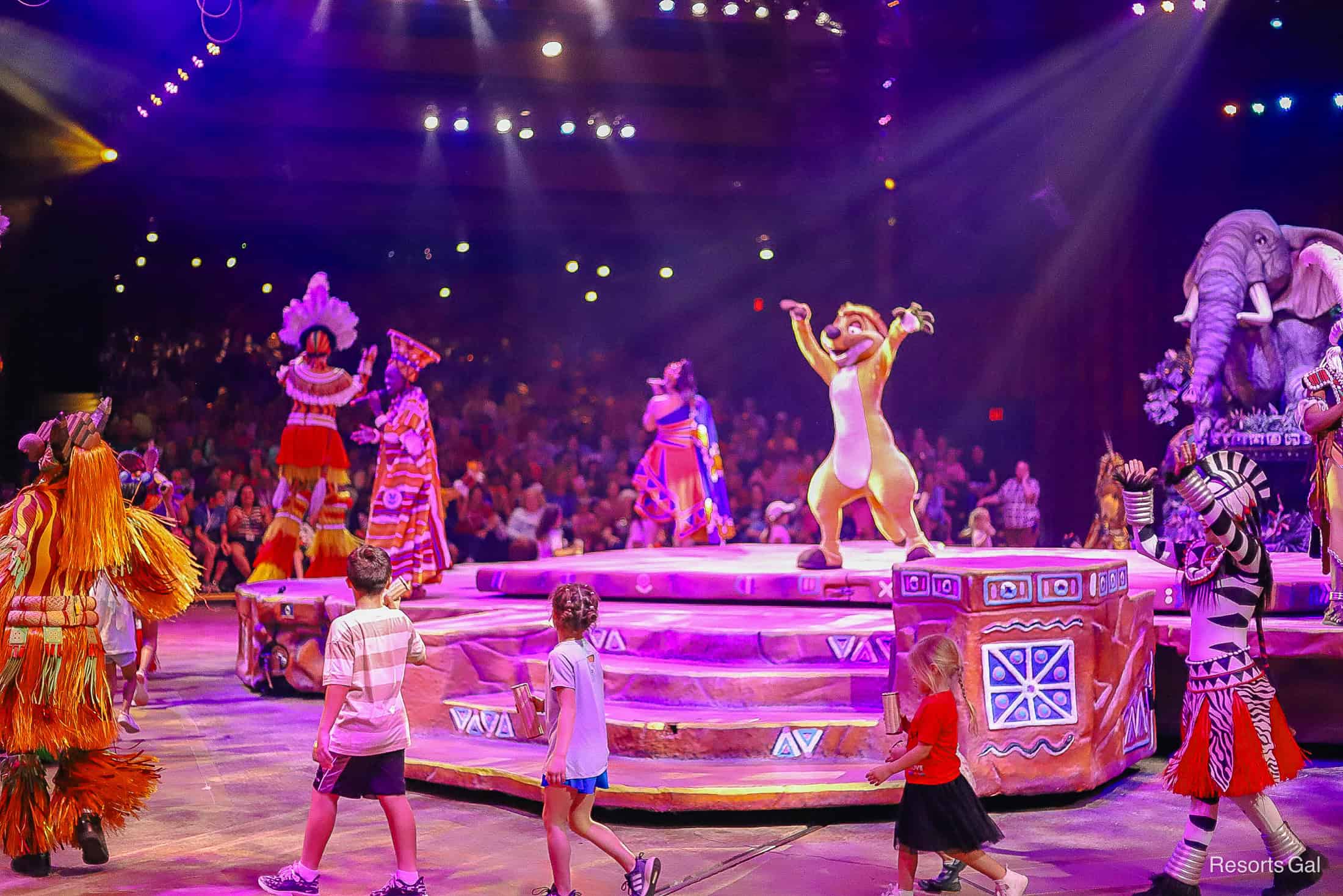 A  few selected guests join the stage of Festival of the Lion King at the end. 