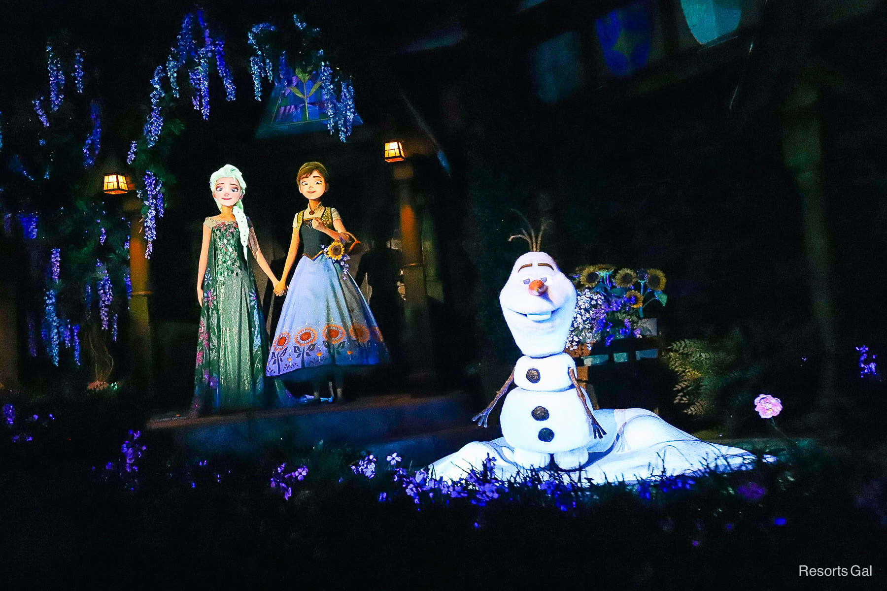 final ride scene with Elsa and Anna and Olaf 