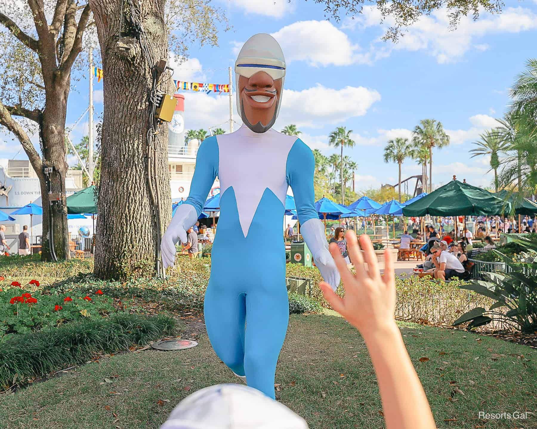 a guest waving to Frozone from a distance 