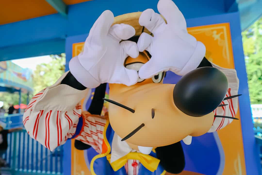 Meet Goofy in His Carnival Outfit at Dinoland U.S.A. at Disney's Animal ...