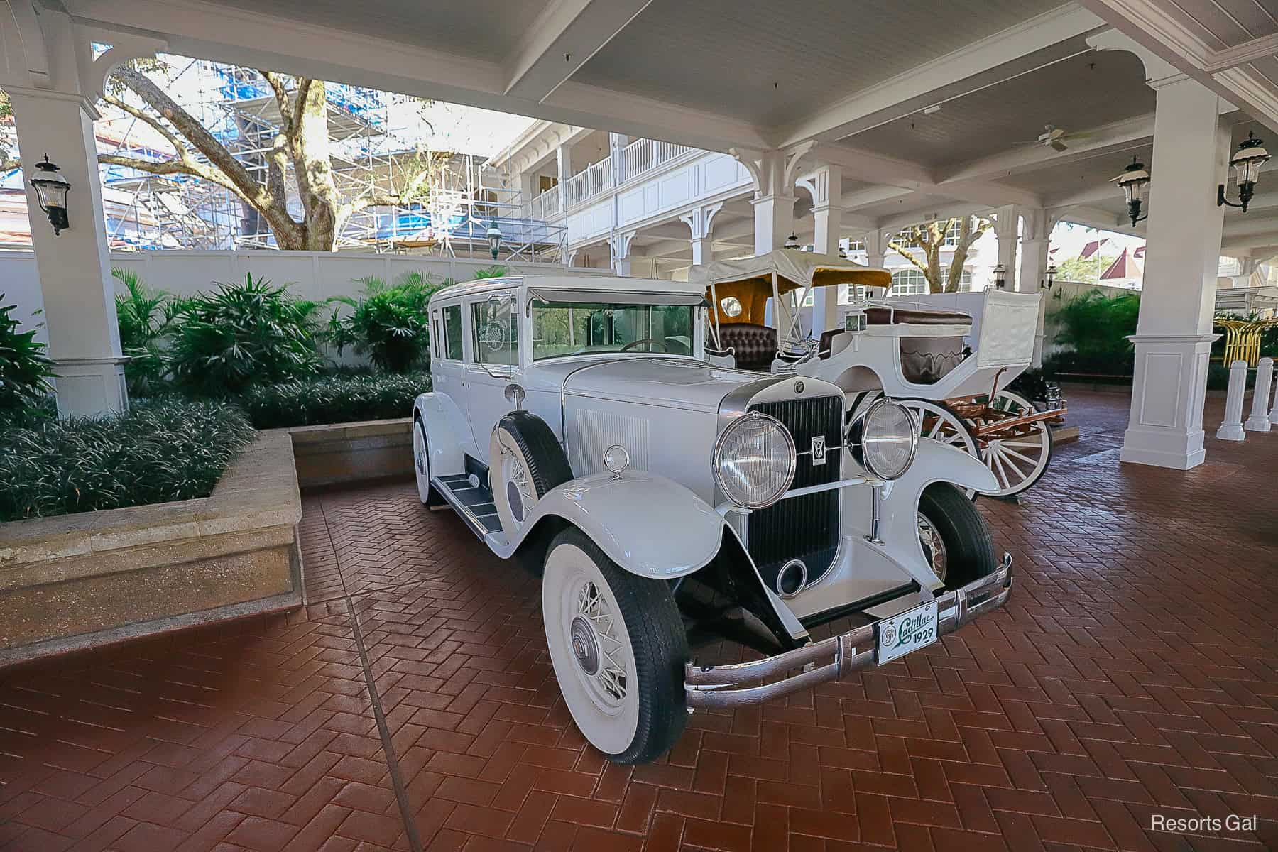 antique cars outside the entrance of Disney's Grand Floridian 