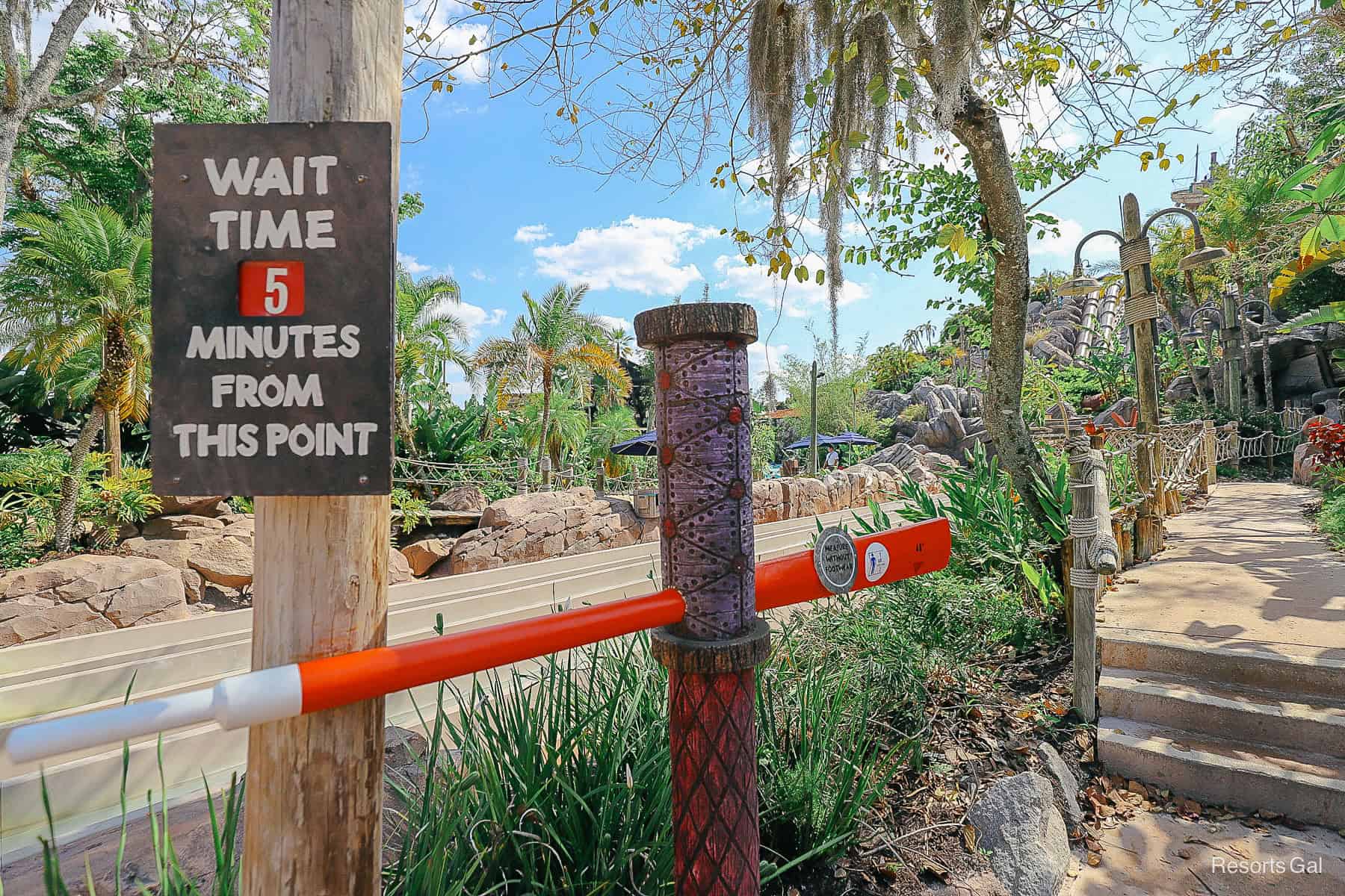 a wait time and height checker for Humunga Kowabunga at Typhoon Lagoon 