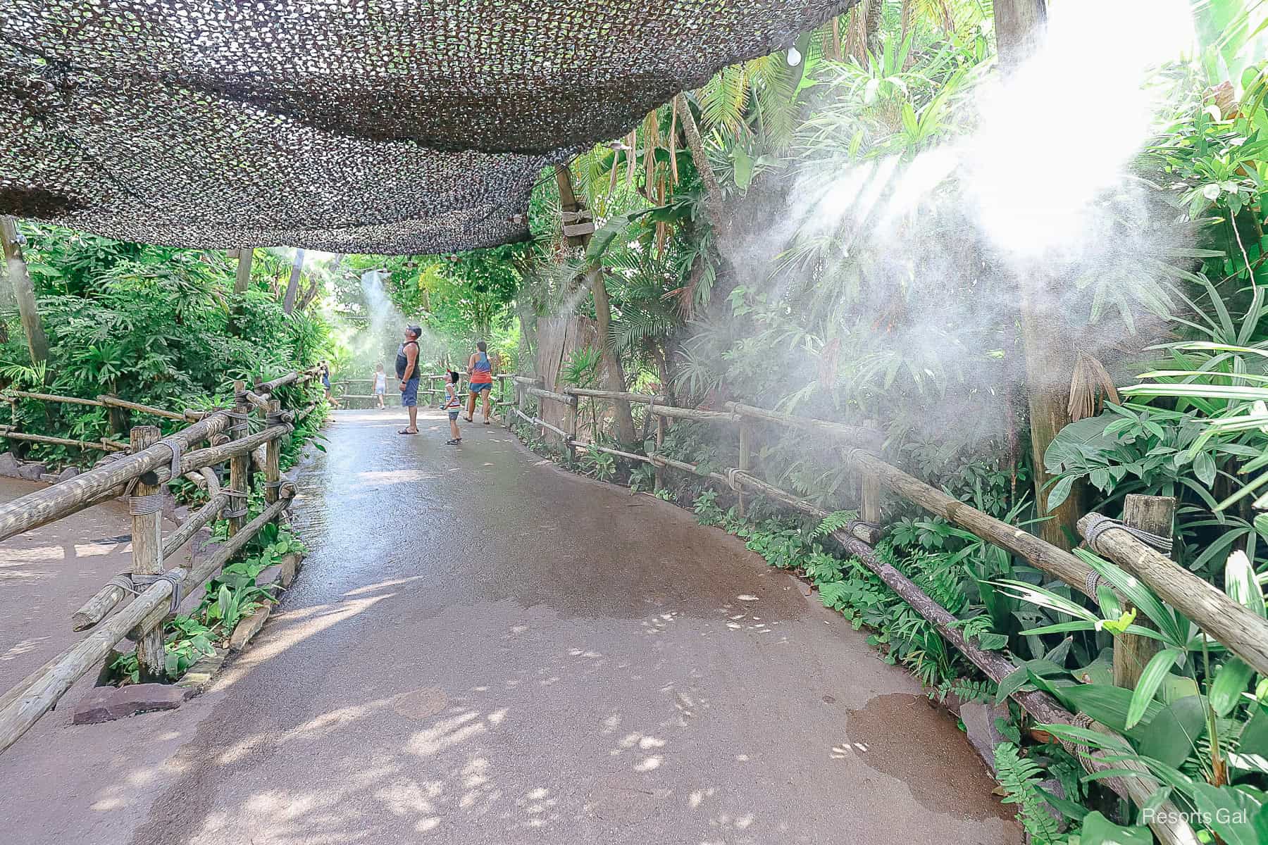 water mists in the queue of Indiana Jones Epic Stunt Spectacular 