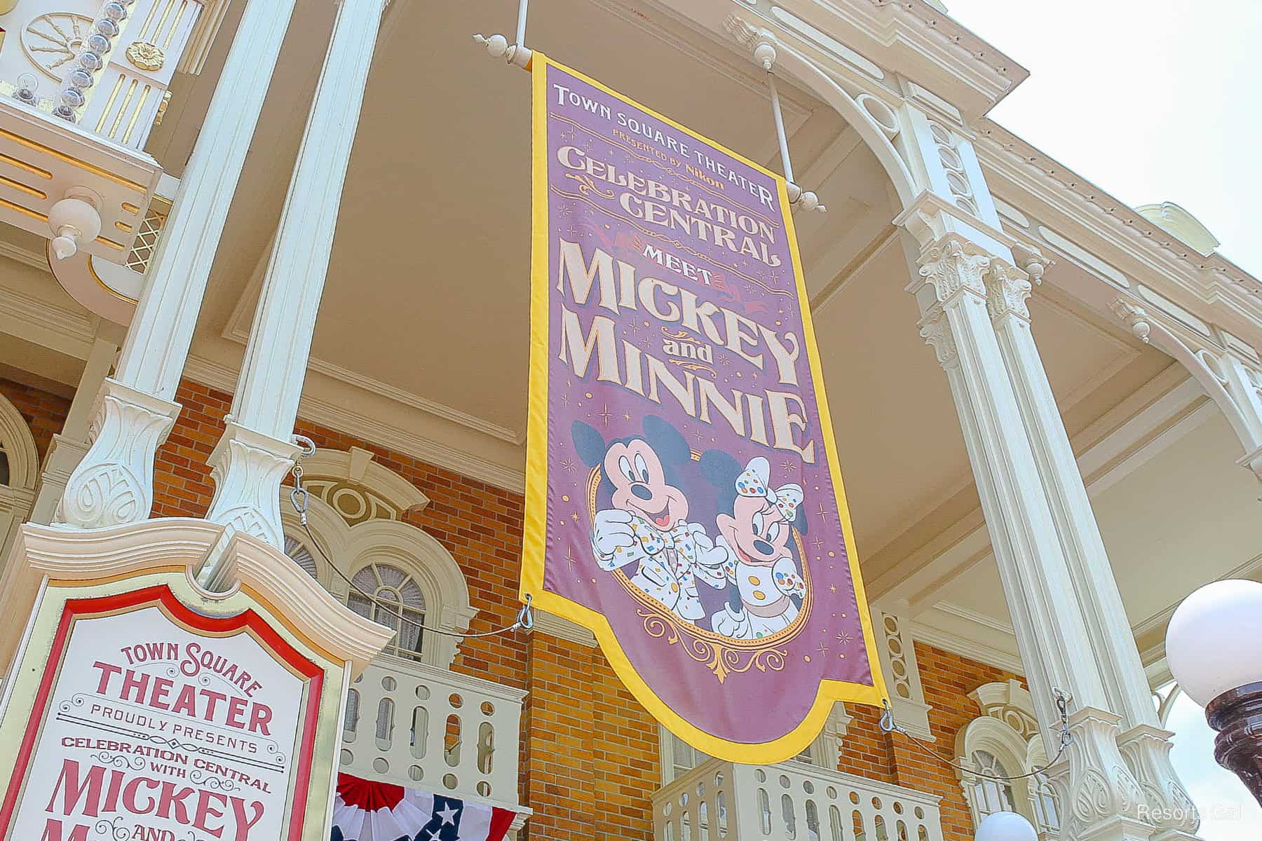 sign to Meet Mickey and Minnie Mouse at Celebration Central 