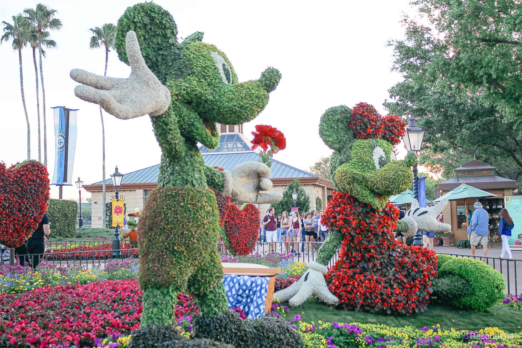 Mickey and Minnie Mouse 2019 topiary picnic with hearts 