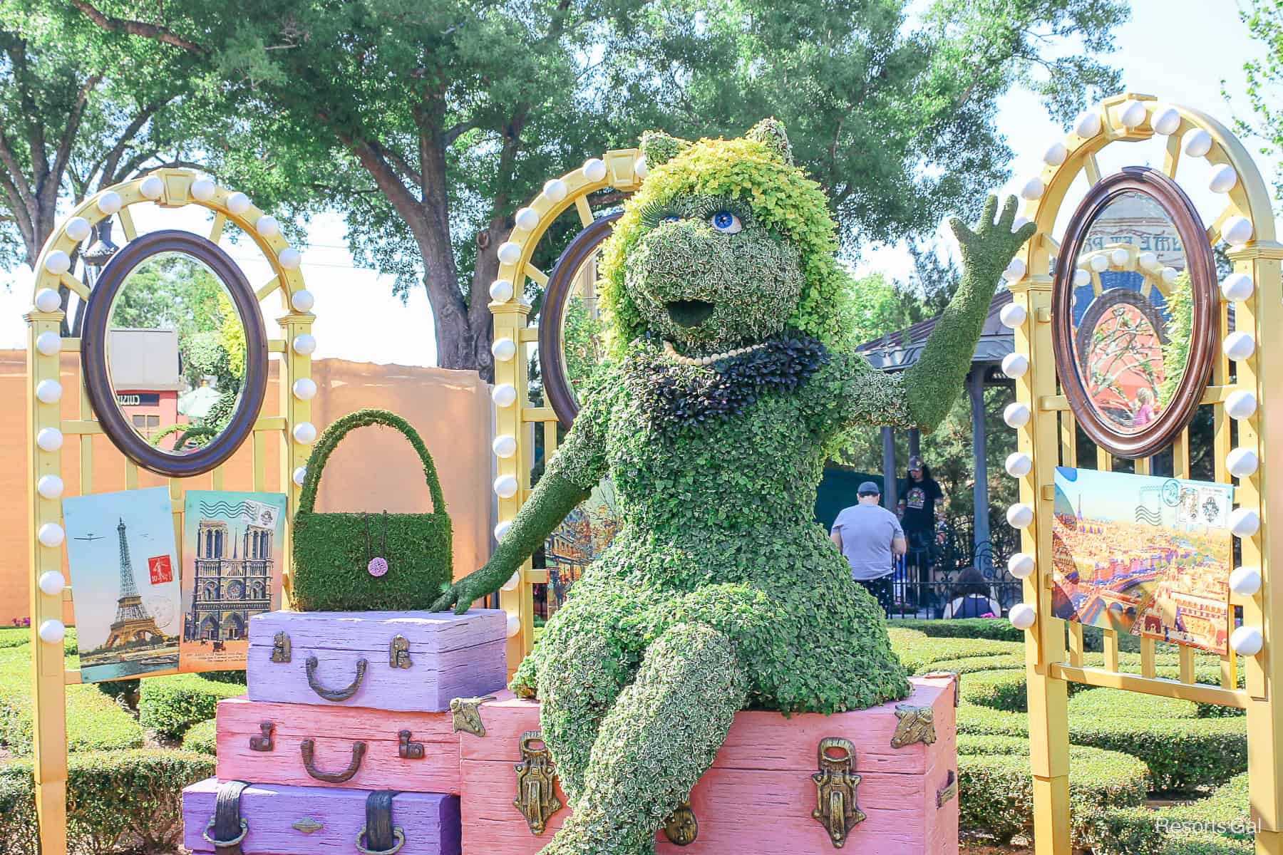 closeup of Miss Piggy topiary 