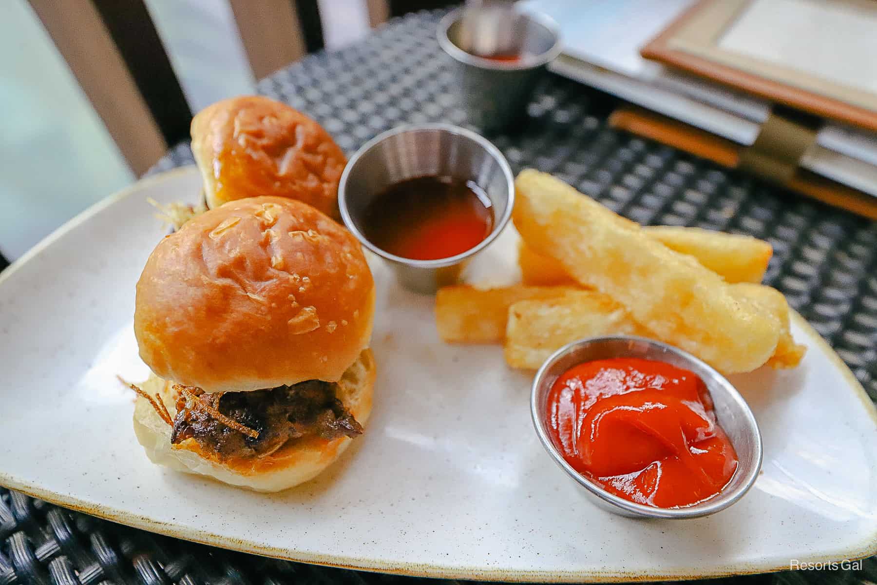 sliders with fries 