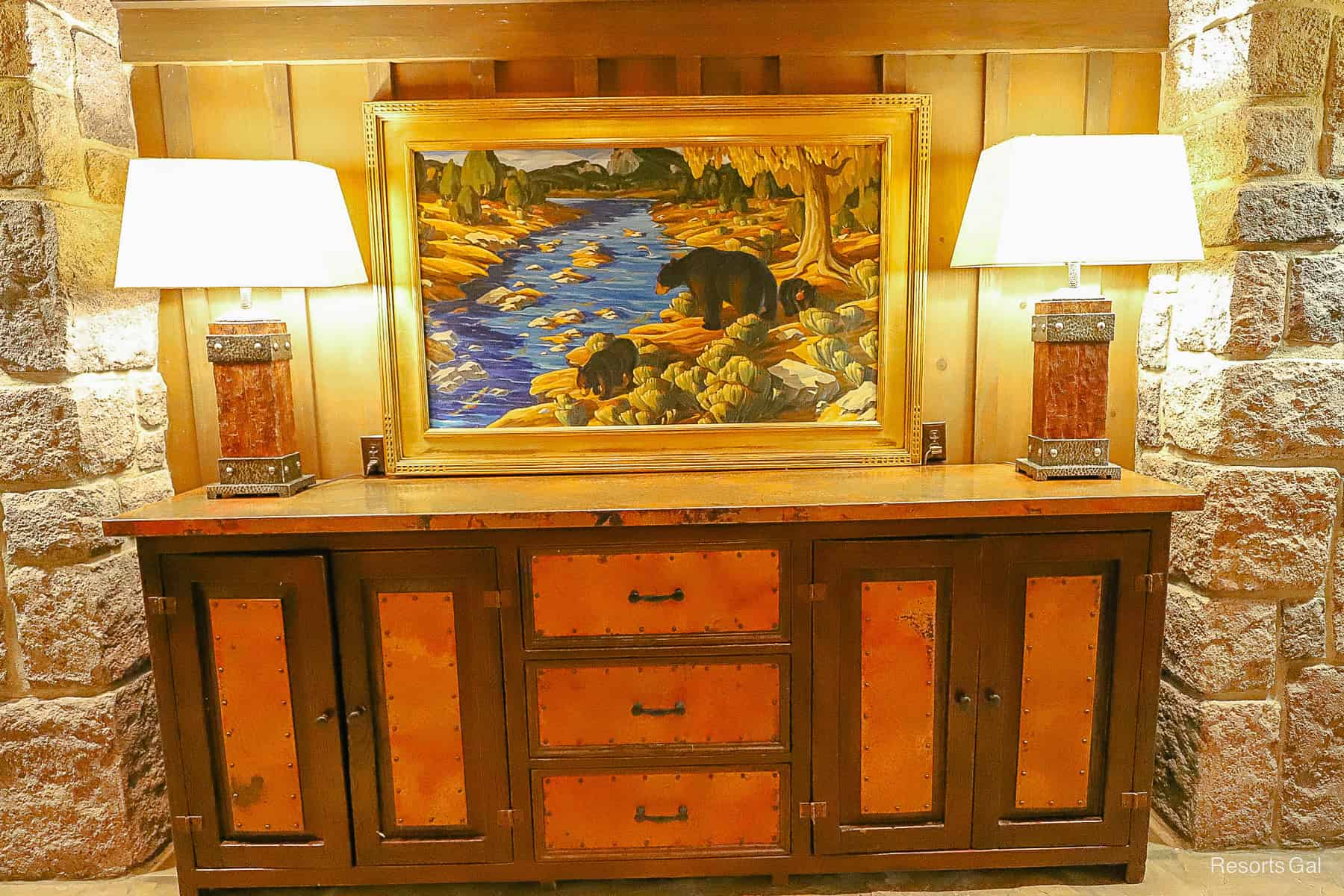 table with lamps and a painting in the Boulder Ridge Lobby 