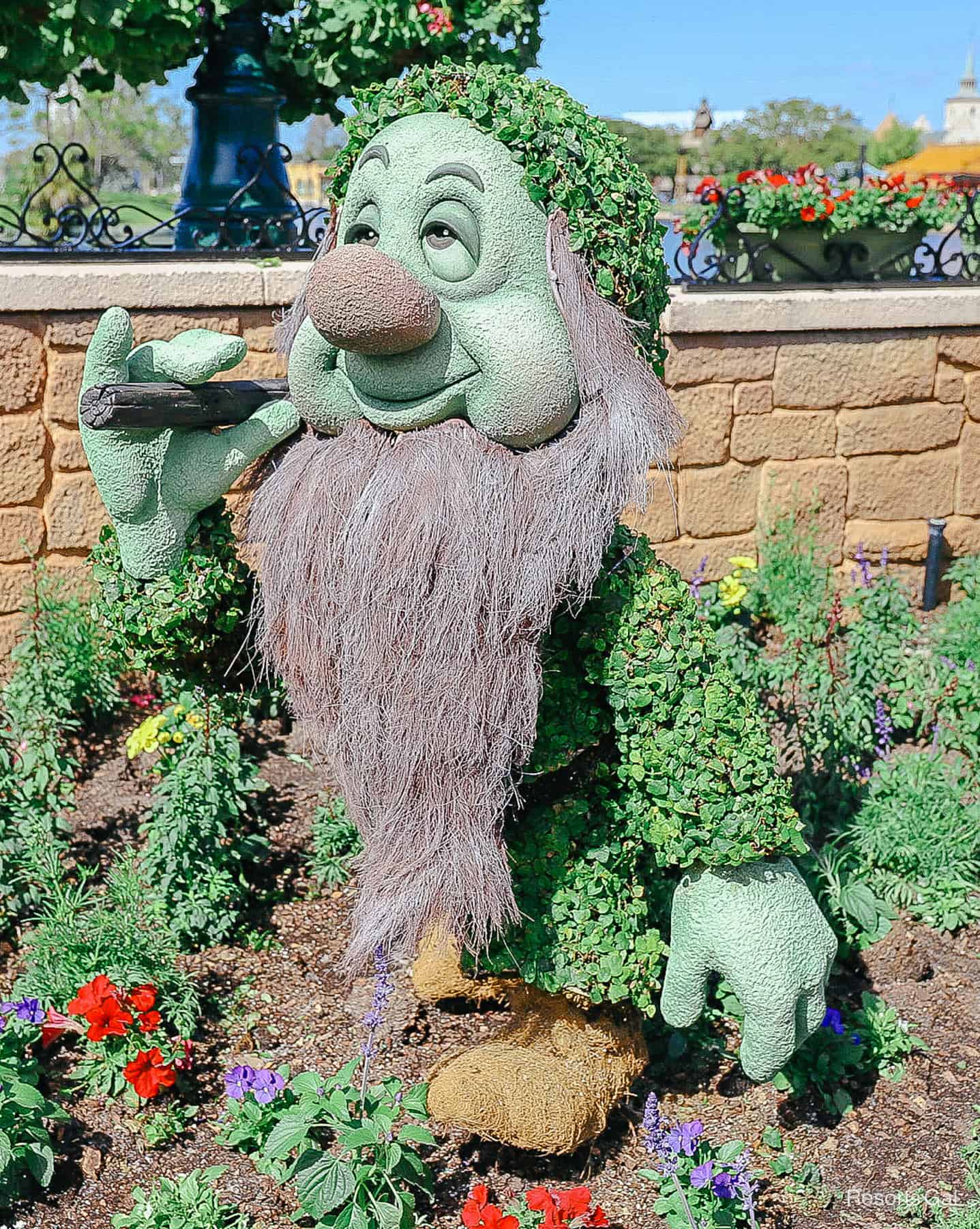 Sleepy is accentuated with upward eyes and a long beard that almost looks like it's dragging. 