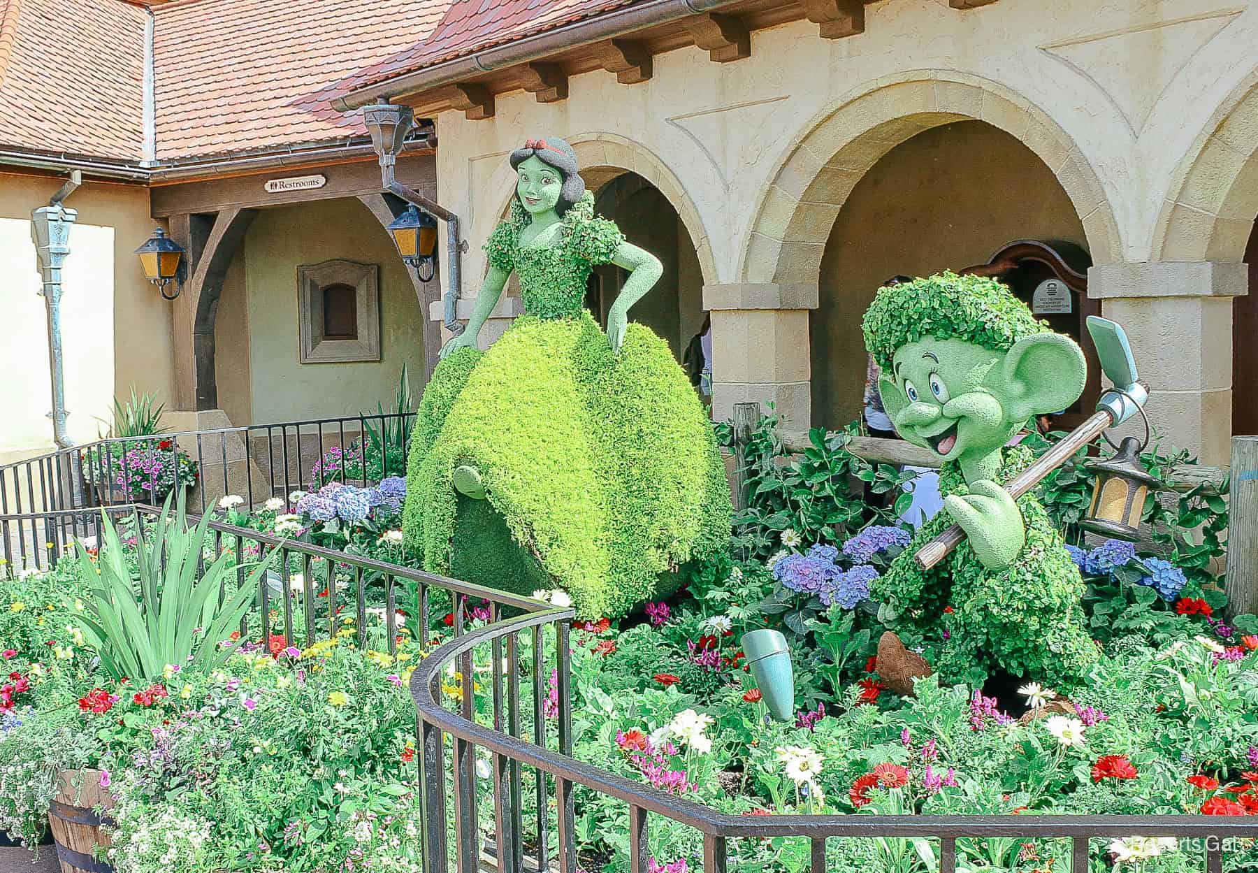 Snow White and Dopey topiaries in the Germany Pavilion in 2021 