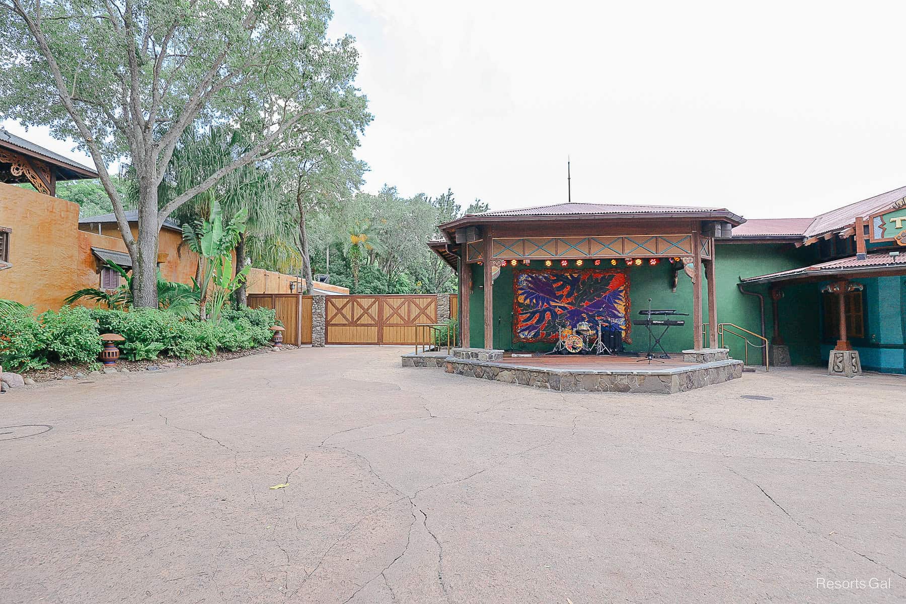 the stage where Dug enters the park for his character meet-and-greet
