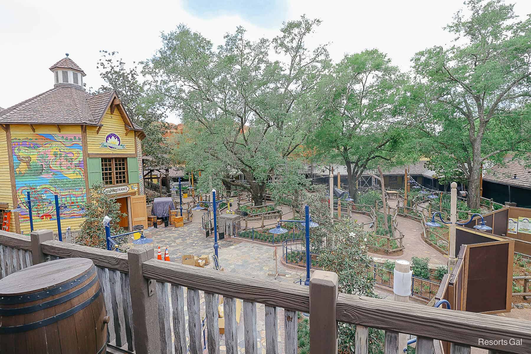 a view of the outdoor queue from the Frontierland Train Station 